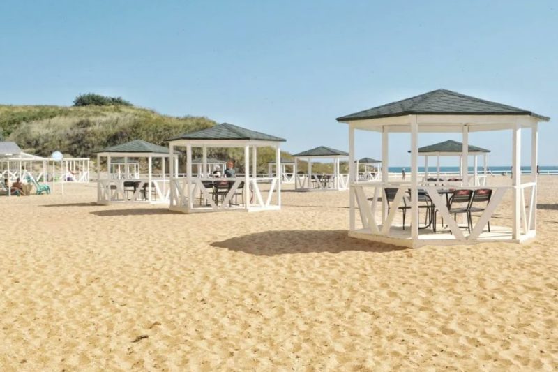 Пляж пансионата «ЮгРа»