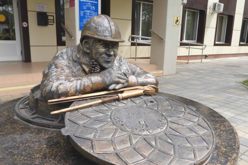 Памятник сантехнику «Петрович»