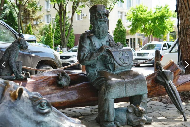 Памятник доктору Айболиту